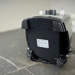 Blick auf die Unterseite und die Standfüße des getesteten Standmixers von Bosch.