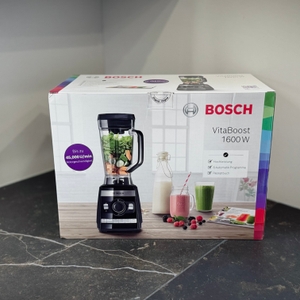 Der getestete Standmixer Bosch Vitaboost steht verpackt auf einer Arbeitsfläche.