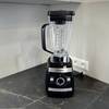 Standmixer-Test: Der Bosch Vitaboost steht auf einer grauen Arbeitsfläche.