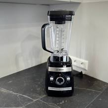 Standmixer-Test: Der Bosch Vitaboost steht auf einer grauen Arbeitsfläche.