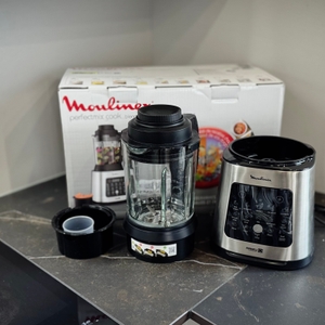 Der getestete Standmixer Moulinex PerfectMix Cook steht zusammen mit dem Zubehör vor dem Karton.