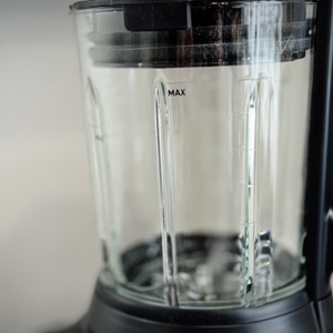 Standmixer-Test: Ansicht des Glas-Mixbehälters des Moulinex PerfectMix Cook.