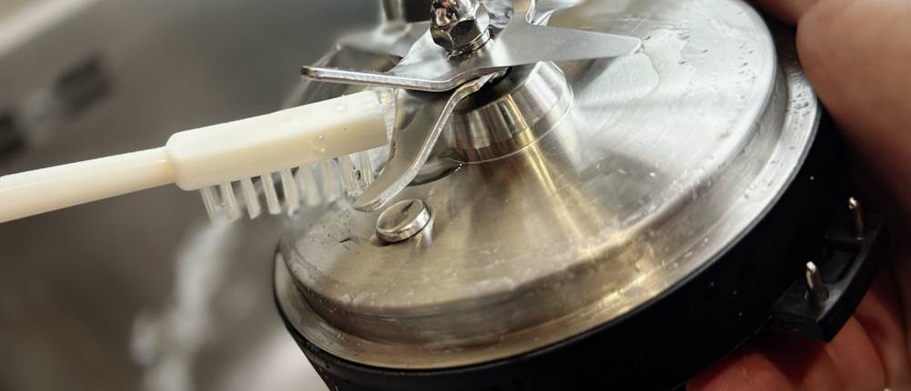 Mit einer Bürste werden die Klingen des getesteten Standmixers von Moulinex gereinigt.