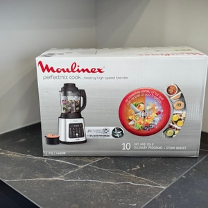 Der getestete Standmixer Moulinex PerfectMix Cook steht verpackt auf einer Arbeitsfläche.