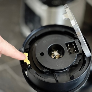 Standmixer-Test: Eine Person öffnet den Verschluss der Halterung der Messer.