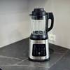 Standmixer-Test: Der Moulinex PerfectMix Cook steht auf einer grauen Arbeitsfläche.