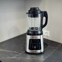 Standmixer-Test: Der Moulinex PerfectMix Cook steht auf einer grauen Arbeitsfläche.