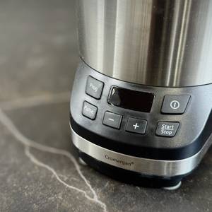 Detailansicht der verschiedenen Knöpfe und des kleines Displays im Standfuß des getesteten Standmixers WMF Kult Pro.