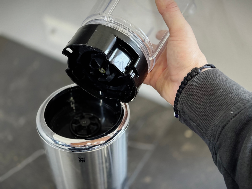 Eine Person nimmt den Mixbehälter vom getesteten Standmixer WMF Kult Pro.