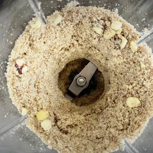 Standmixer-Test: Zerkleinerte Haselnüsse im Mixbehälter des WMF Kult Pro.
