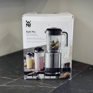 Der getestete Standmixer WMF Kult Pro steht verpackt auf einer Arbeitsfläche.