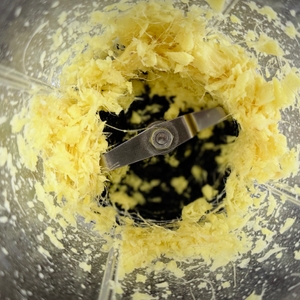 Innenansicht des Mixbehälters des getesteten Standmixers WMF Kult Pro mit zerkleinertem Ingwer.