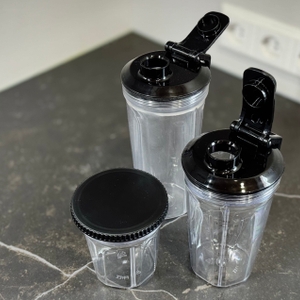 Das Zubehör des getesteten Standmixers WMF Kult Pro steht nebeneinander auf der Arbeitsfläche.