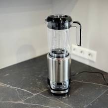 Standmixer-Test: Der WMF Kult Pro steht auf einer grauen Arbeitsfläche.