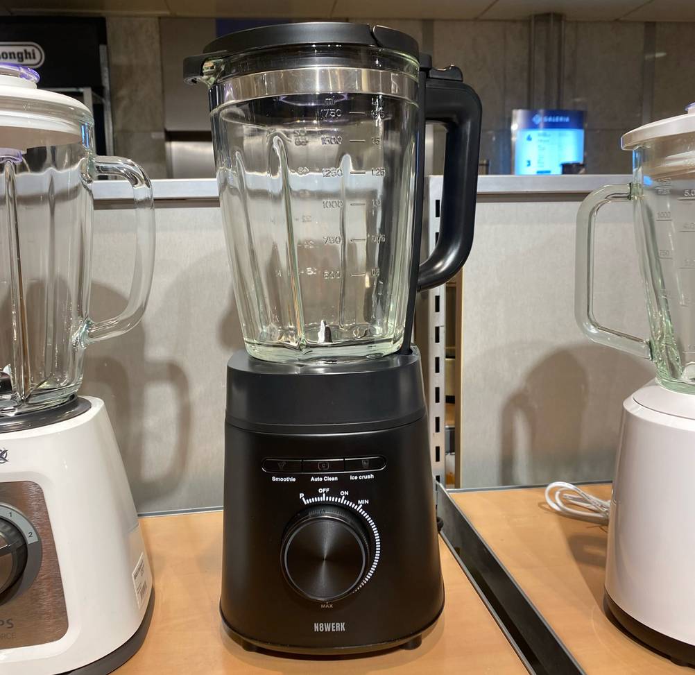 Ein Standmixer im Test auf einem Verkaufsregal zwischen anderen Geräten.