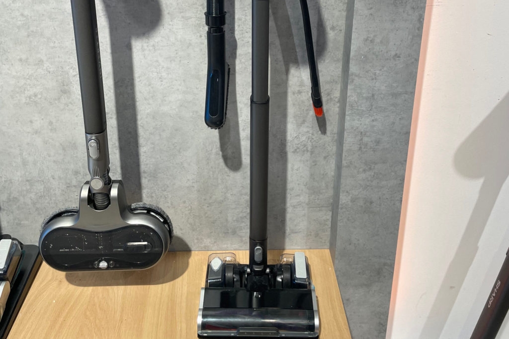 Der getestete Standstaubsauger befindet sich neben einem weiteren Staubsauger auf einem Podest.