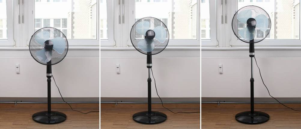 Eine Collage mit drei Bildern desselben Standventilators, jeweils mit unterschiedlicher Höheneinstellung.