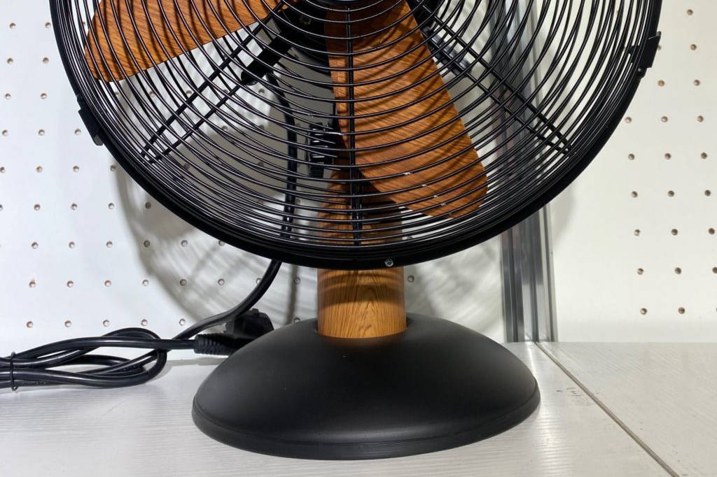 Getesteter Standventilator mit Holzflügeln.