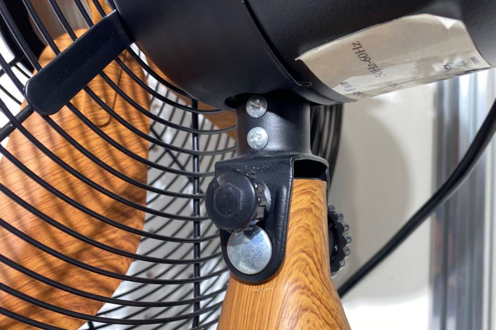 Standfuß aus Holz von einem getesteten Standventilator. 