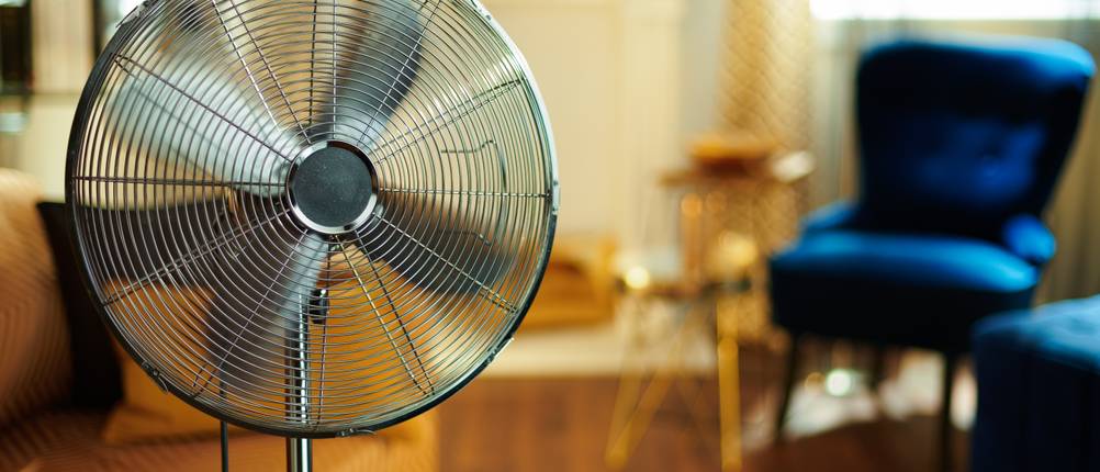 ein Standventilator läuft in einer Wohnung