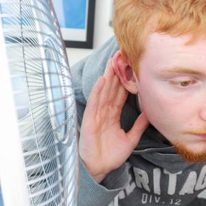 Redakteur hält sein Ohr an einen Stancventilator