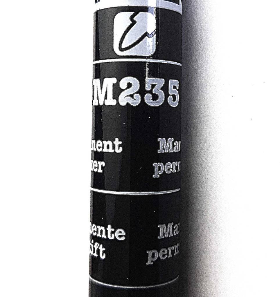 Auf einer weißen Oberfläche liegend befindet sich der getestete Alkoholmarker, in Schwarz mit weißer Aufschrift.