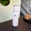 Die Stanley Adventure To-Go steht auf einer Arbeitsplatte