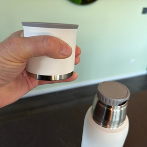 Eine Hand hält den Trinkbecher von der Stanley Adventure To-Go fest