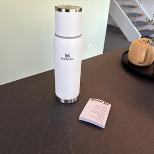 Die Stanley Adventure To-Go steht neben der Anleitung auf einer Arbeitsplatte