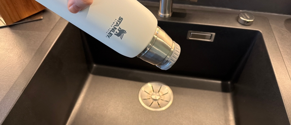 Die Stanley Adventure To-Go wird falsch herum festgehalten