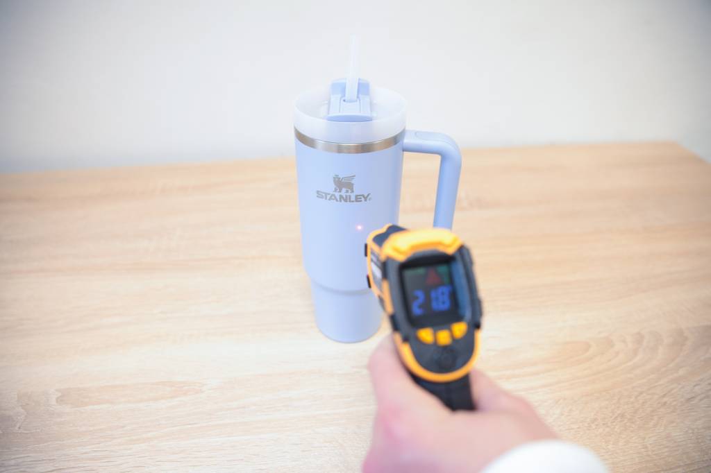 Stanley-Thermobecher-Test: Die Außentemperatur eines Bechers wird mit einem Thermometer gemessen.