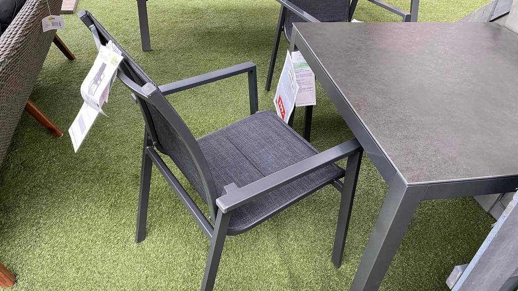 Preisschild ist an einem getesteten Stapelstuhl befestigt.