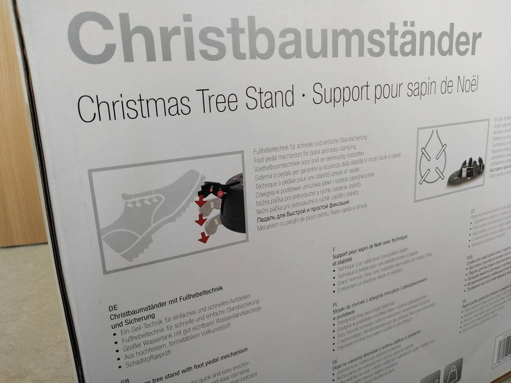 Christbaumständerverpackung zeigt Fußpedalanwendung