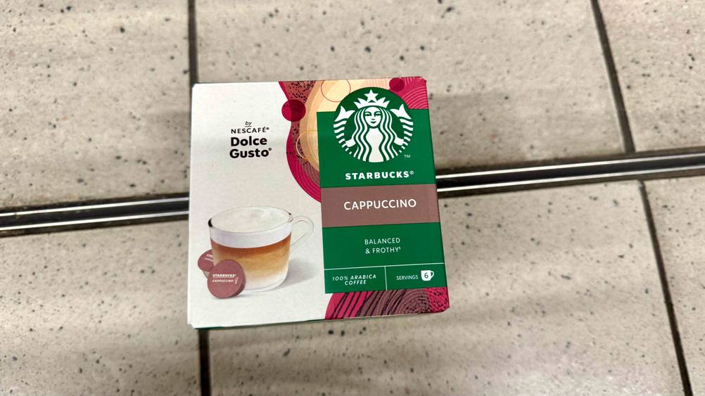 Auf einem Fließenboden liegt eine Packung der Starbucks-Kapseln im Test.
