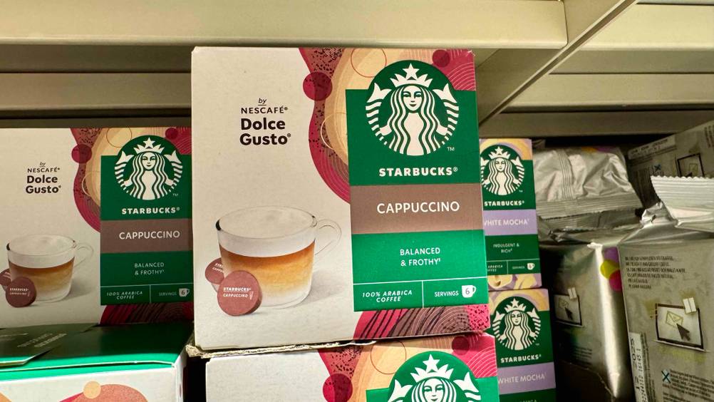 Mehrere Packungen der Starbucks-Kapseln im Test in einem Verkaufsregal gestapelt.