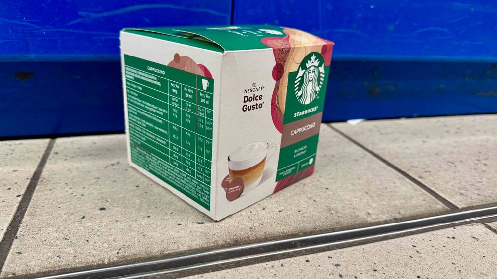 Eine Packung der getesteten Starbucks-Kapseln leicht seitlich auf einem Boden stehend.