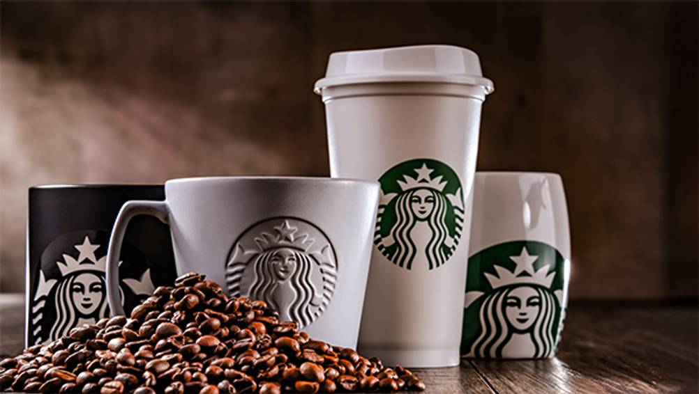 Starbucks-Tassen-Test: Hier sind verschiedene Arten von Starbucks-Tassen und -bechern zu sehen.