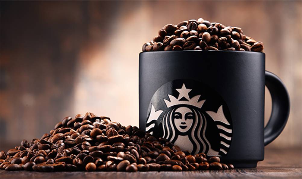 Starbucks-Tassen-Test: Eine klassische schwarze Starbucks-Tasse mit dem Logo.