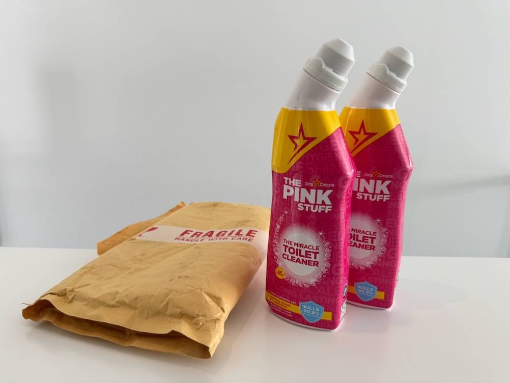 Zwei Mal Stardrops-The-Pink-Stuff-WC-Reiniger steht neben der Verpackung.
