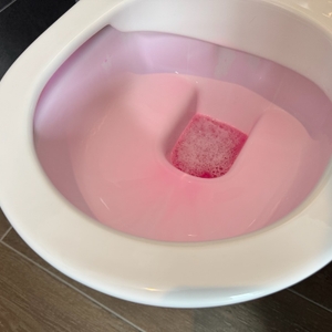Nach dem Einwirken ist die pinke Farben des Stardrops-The-Pink-Stuff-WC-Reinigers schwächer.