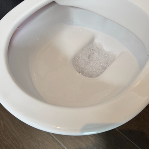 Nach dem Abspülen ist die pinke Farbe des Stardrops-The-Pink-Stuff-WC-Reinigers verschwunden.