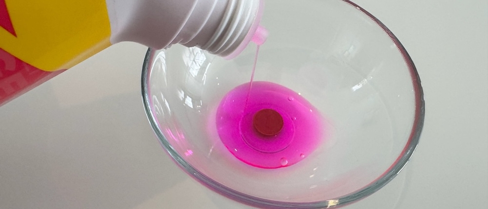 Der Stardrops-The-Pink-Stuff-WC-Reiniger wird in eine Glasschale eingefüllt.