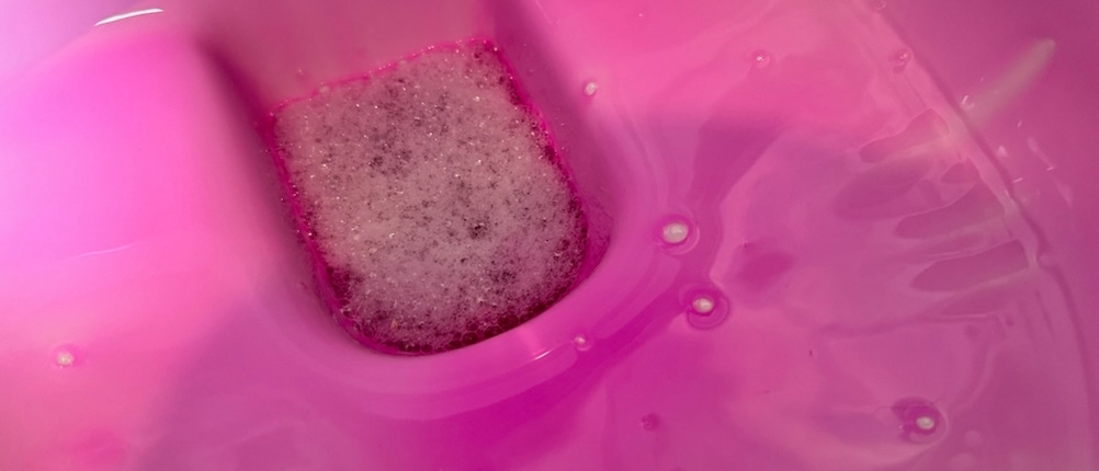 Die Toilette ist nach der Verwendung des Stardrops-The-Pink-Stuff-WC-Reinigers komplett pink und leichter Schaum ist zu sehen.