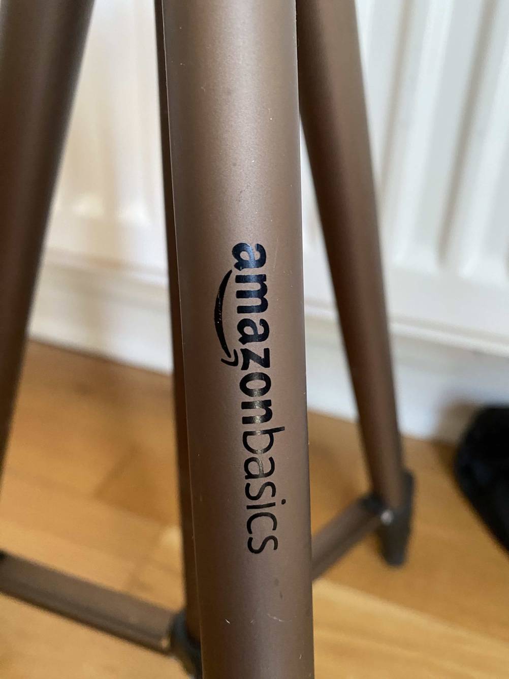 Stativ getestet: Nahaufnahme des Logos auf einem Stativbein.