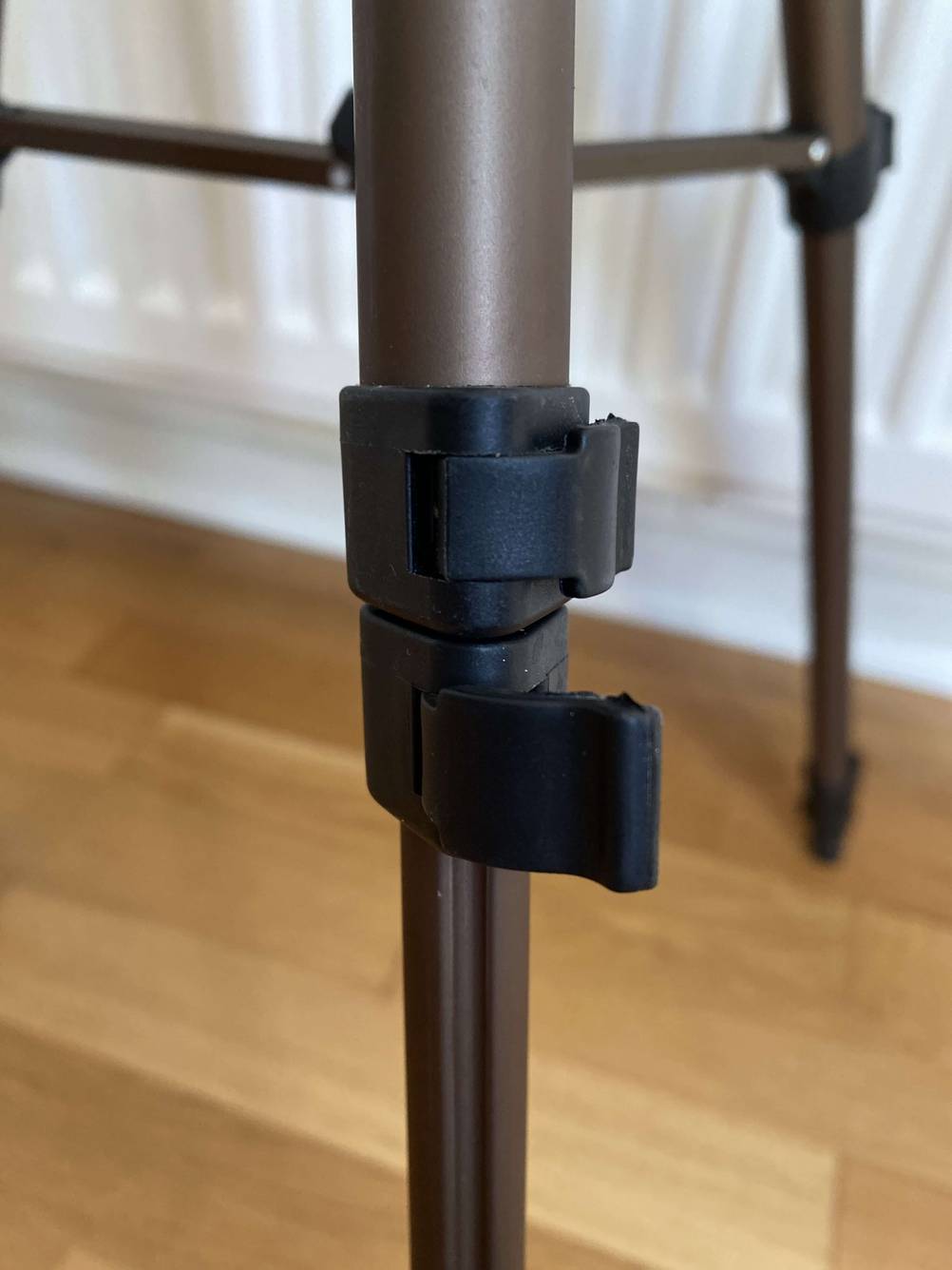 Höhenverstellung eines getesteten Stativs. 