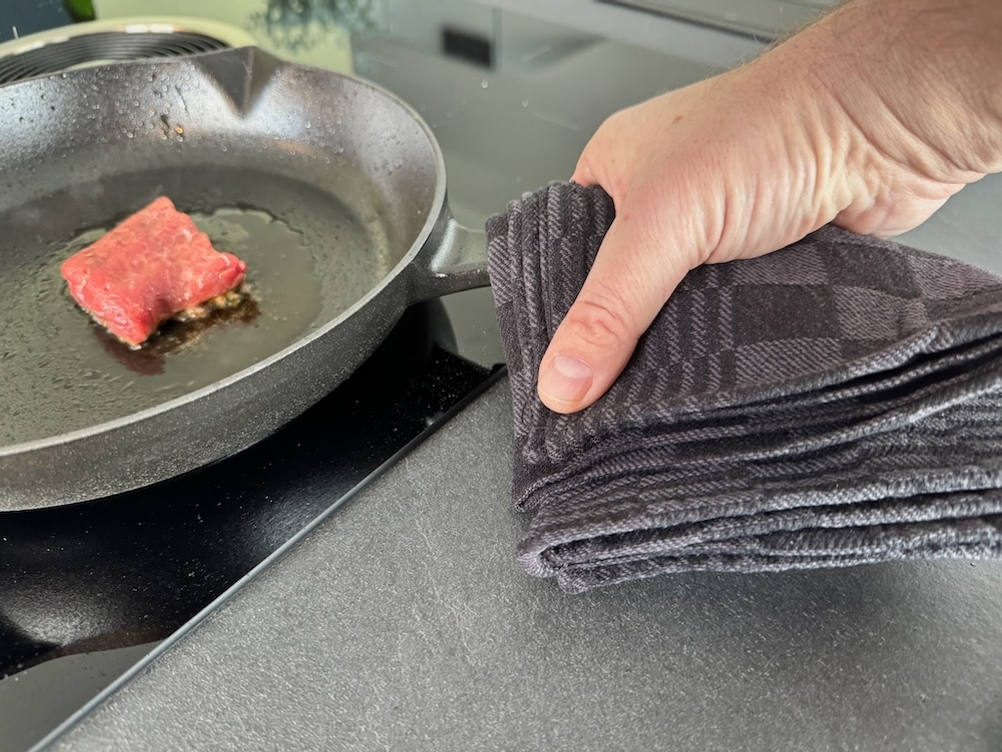 Handtuch hält den heißen Griff der Staub 1004370 fest