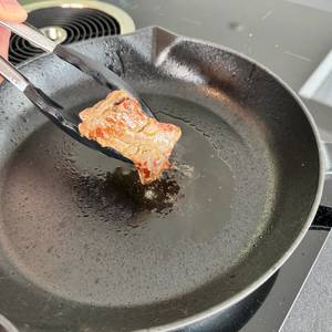 Gebratene Unterseite eines Steaks in der Staub 1004370