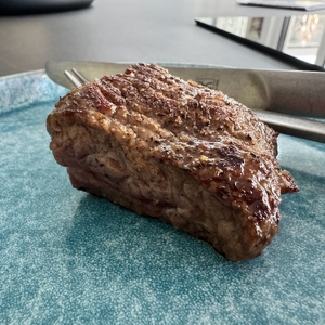 Fertiges Steak nach dem Braten mit der Staub 1004370