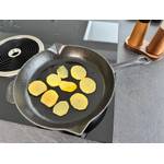 Staub-Gusseisenpfanne mit Kartoffeln auf dem Kochfeld