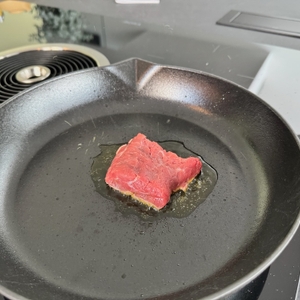 Steak wird in der Staub 1004370 gebraten